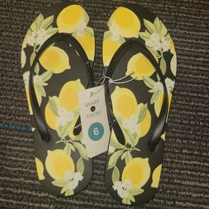 NWT shade & shore black flip flops w lemons 🍋